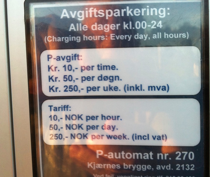 Priser på parkeringsplassen (300 m unna)